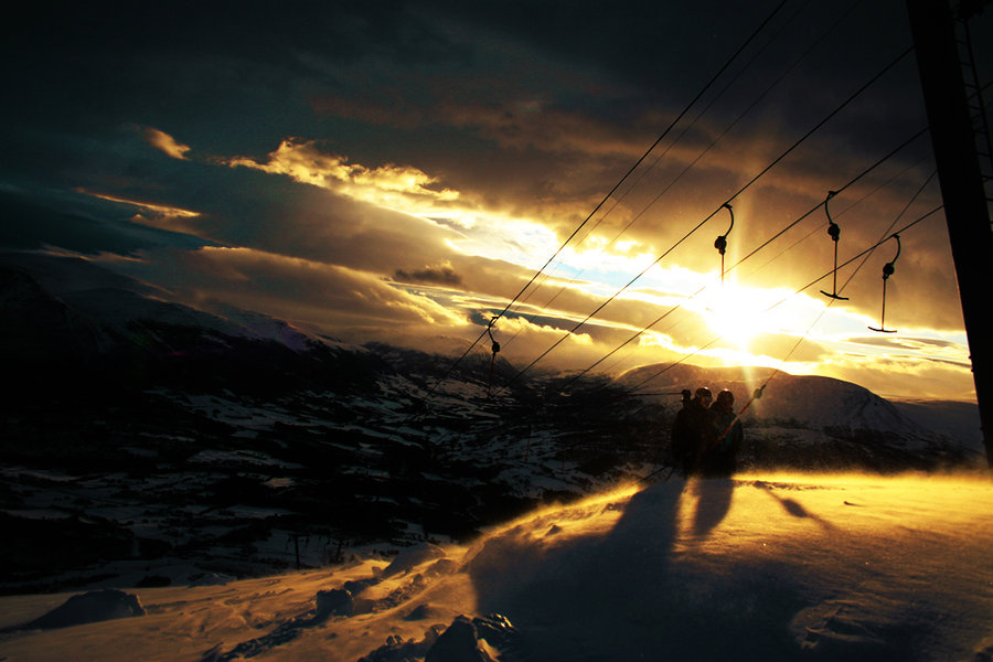 Skiing_by_DrySin